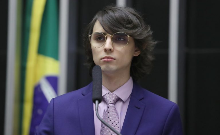 Amom Mandel recomendou a aprovação do projeto, com adaptações.